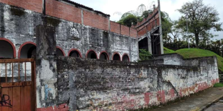 ARMENIA UNA CIUDAD ABANDONADA/ Plaza de Toros El Bosque se pudre entre la maleza y las promesas