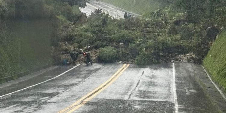 Derrumbe en la vía Armenia – Cartago