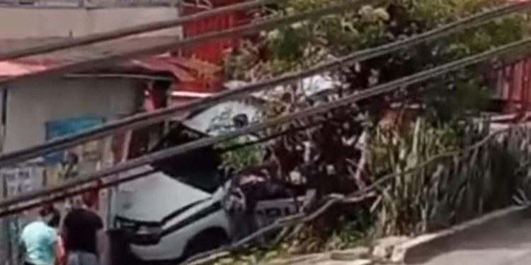 Patrulla de la policía colisionó con una vivienda