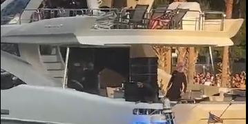 ¡Concierto Impromptu en Miami! Feid y Yandel Atraen a Multitudes desde un Yate en el Puente Brickell